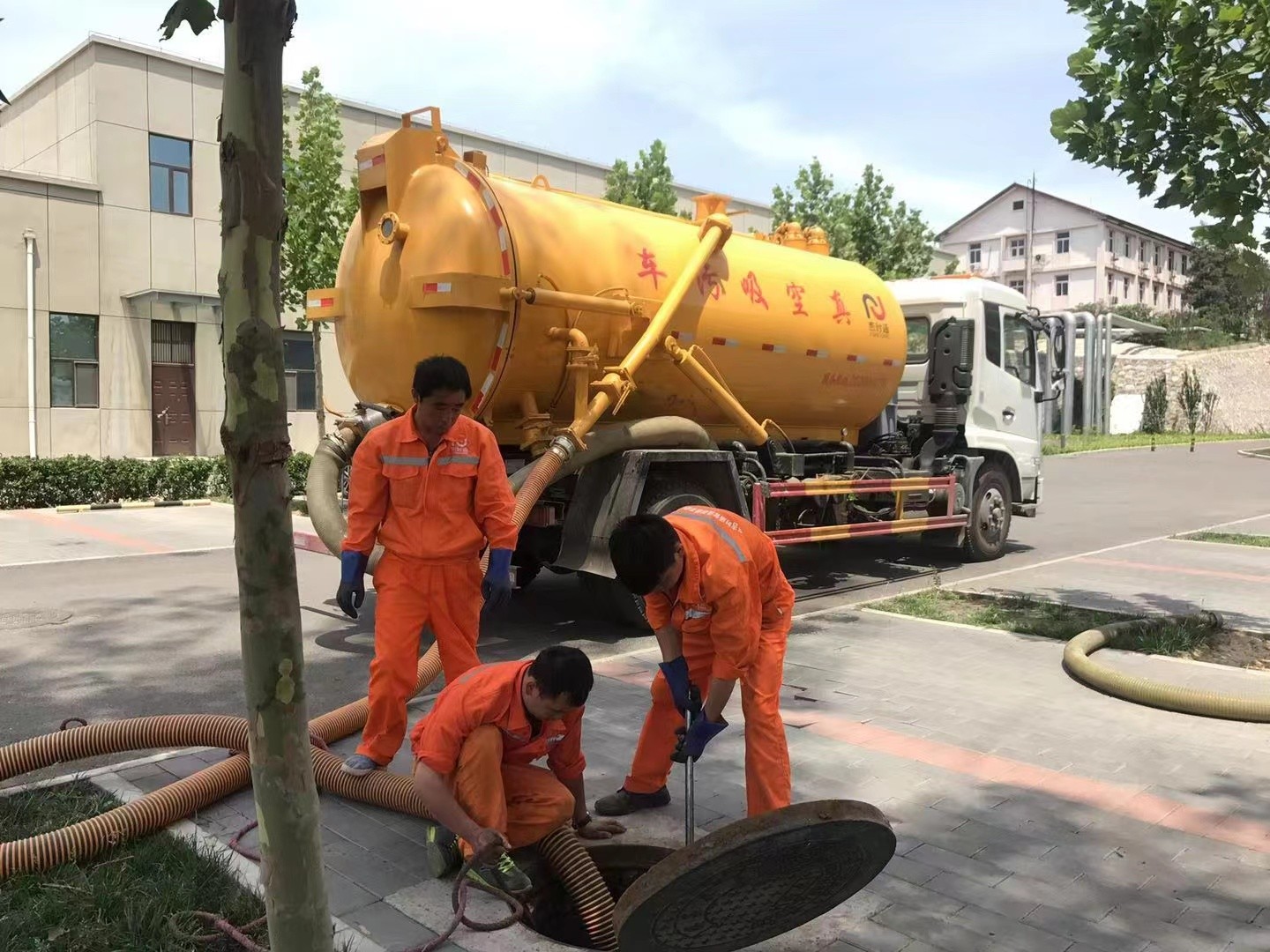 下冶镇管道疏通车停在窨井附近