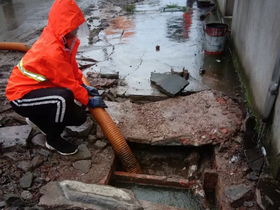 下冶镇专业清理污水池 炜誉市政以规范流程守护城市 “肠道”